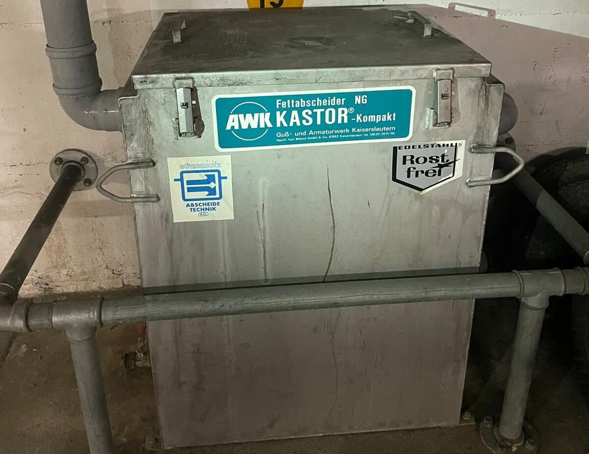 Fettabscheider vor der Entleerung